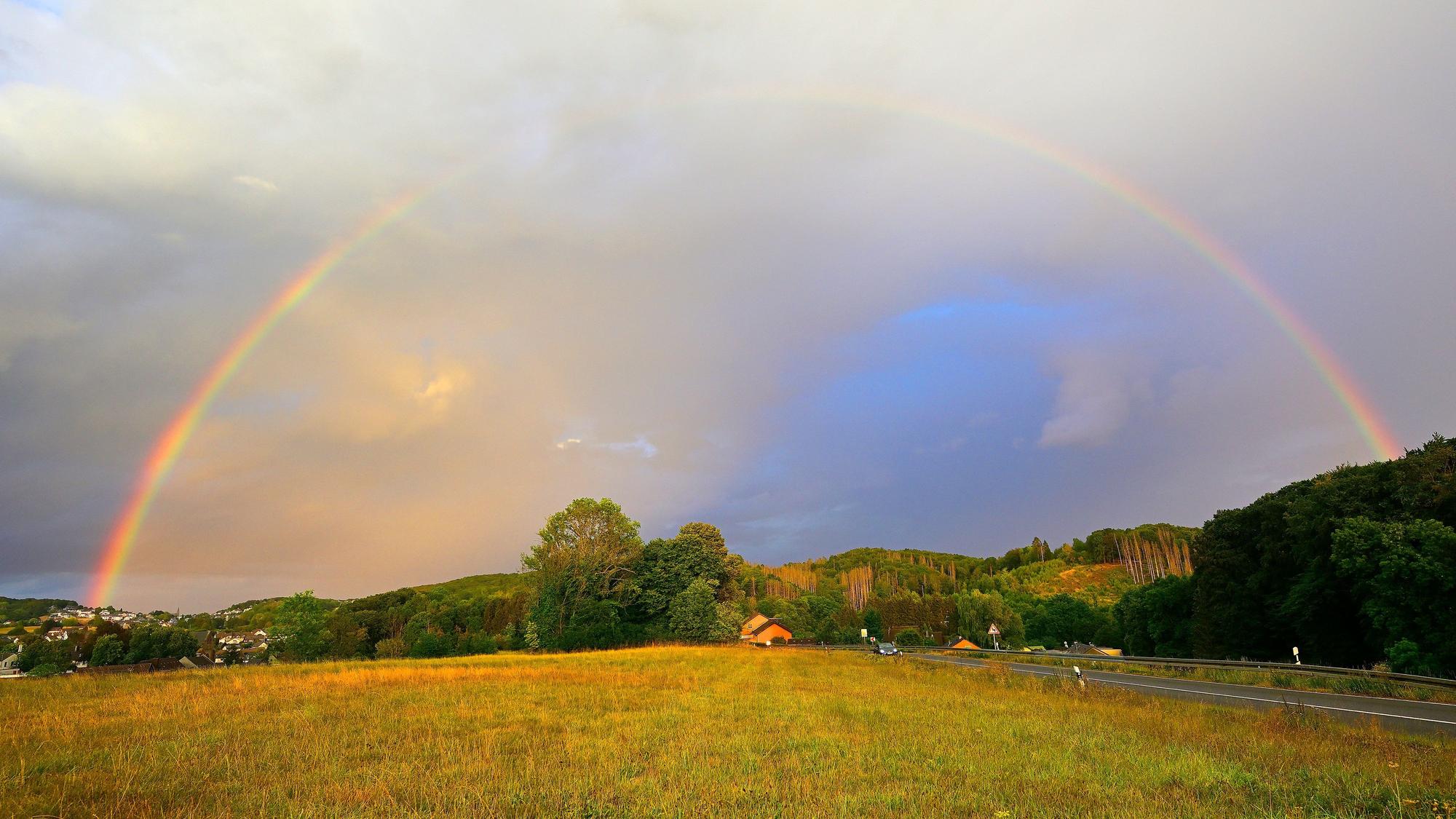 Ein Regenbogen über Biesfeld.