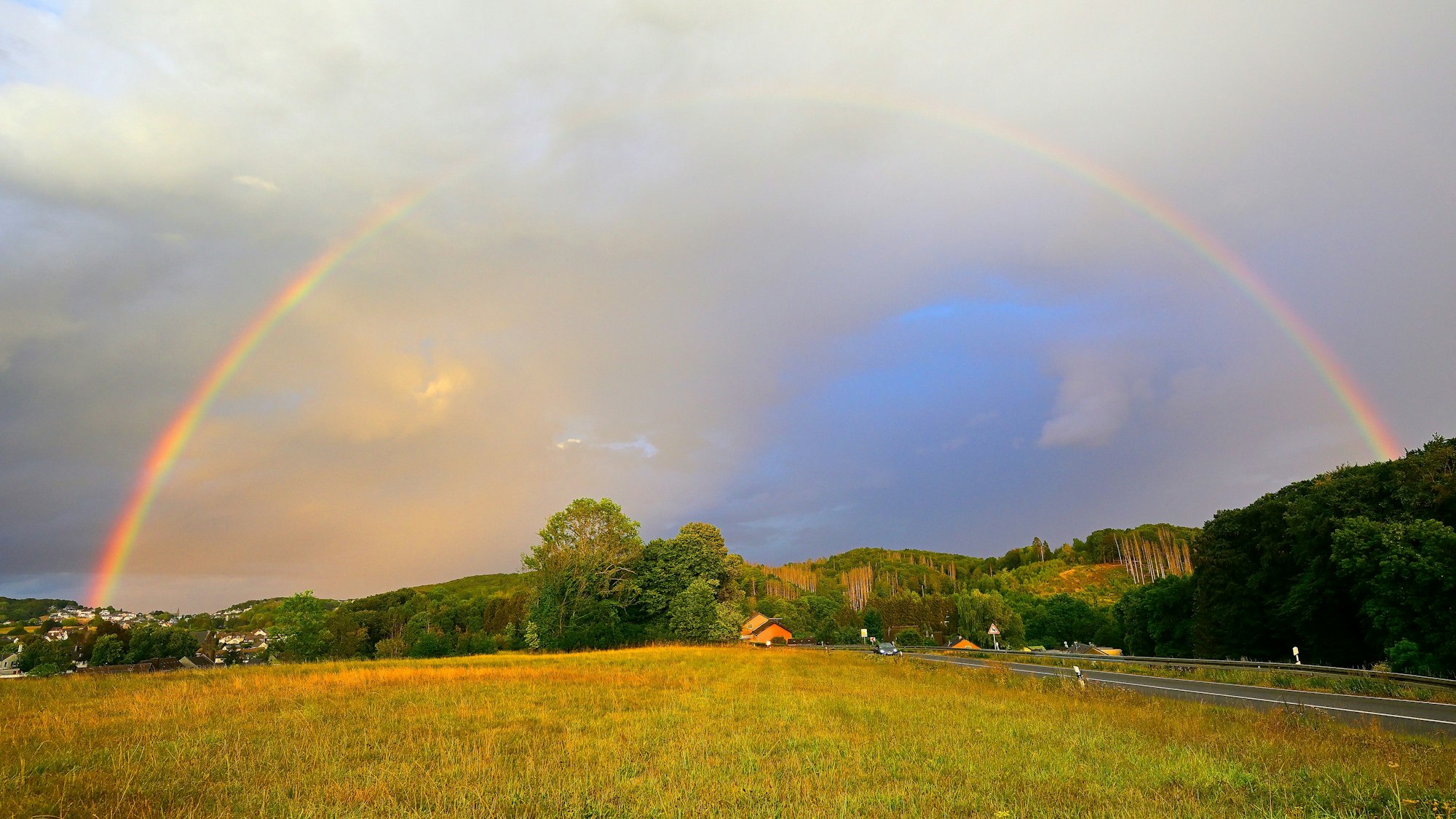 Ein Regenbogen über Biesfeld.