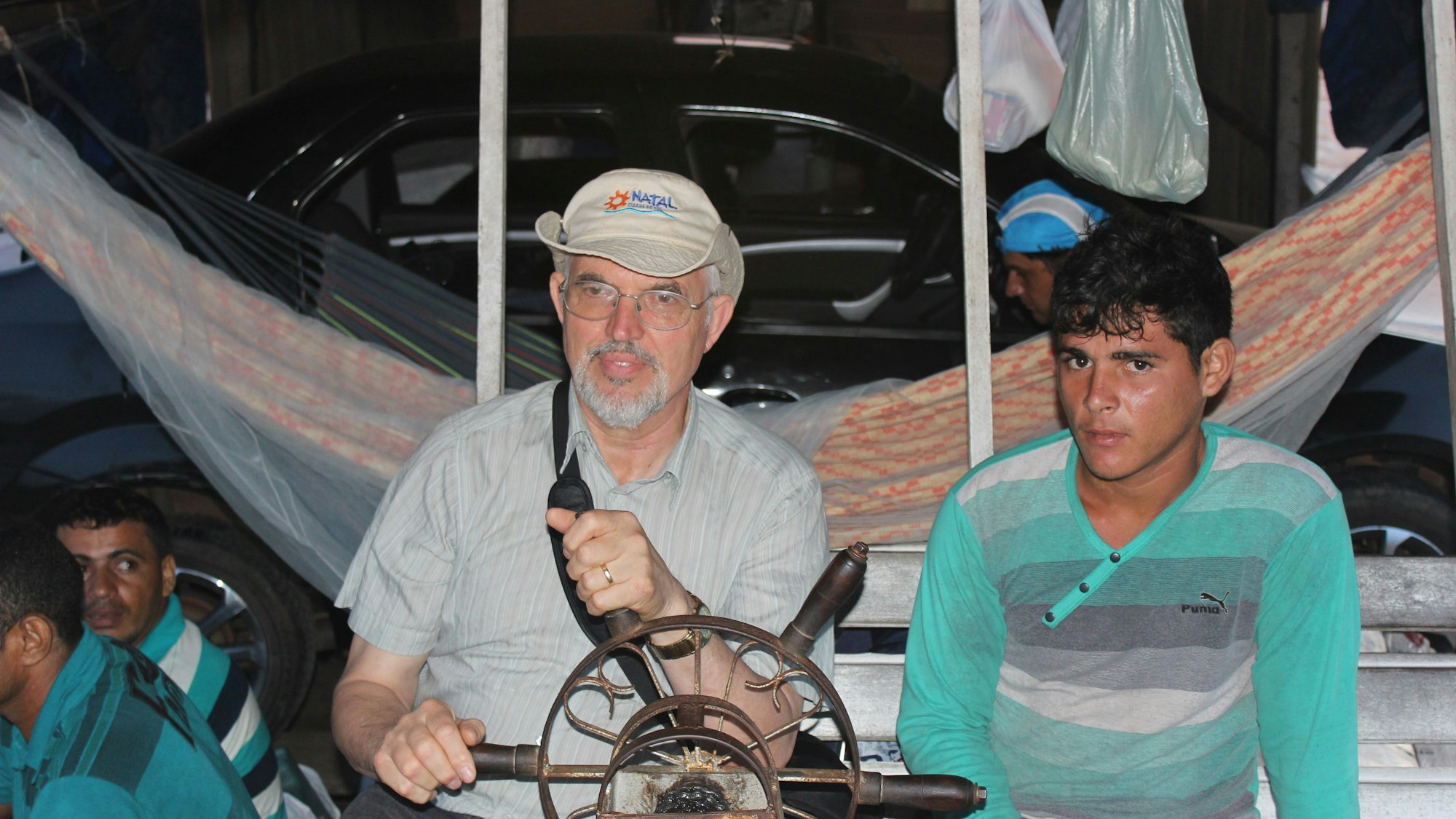 Walter Feckinghaus sitzt am Steuer eines Bootes.