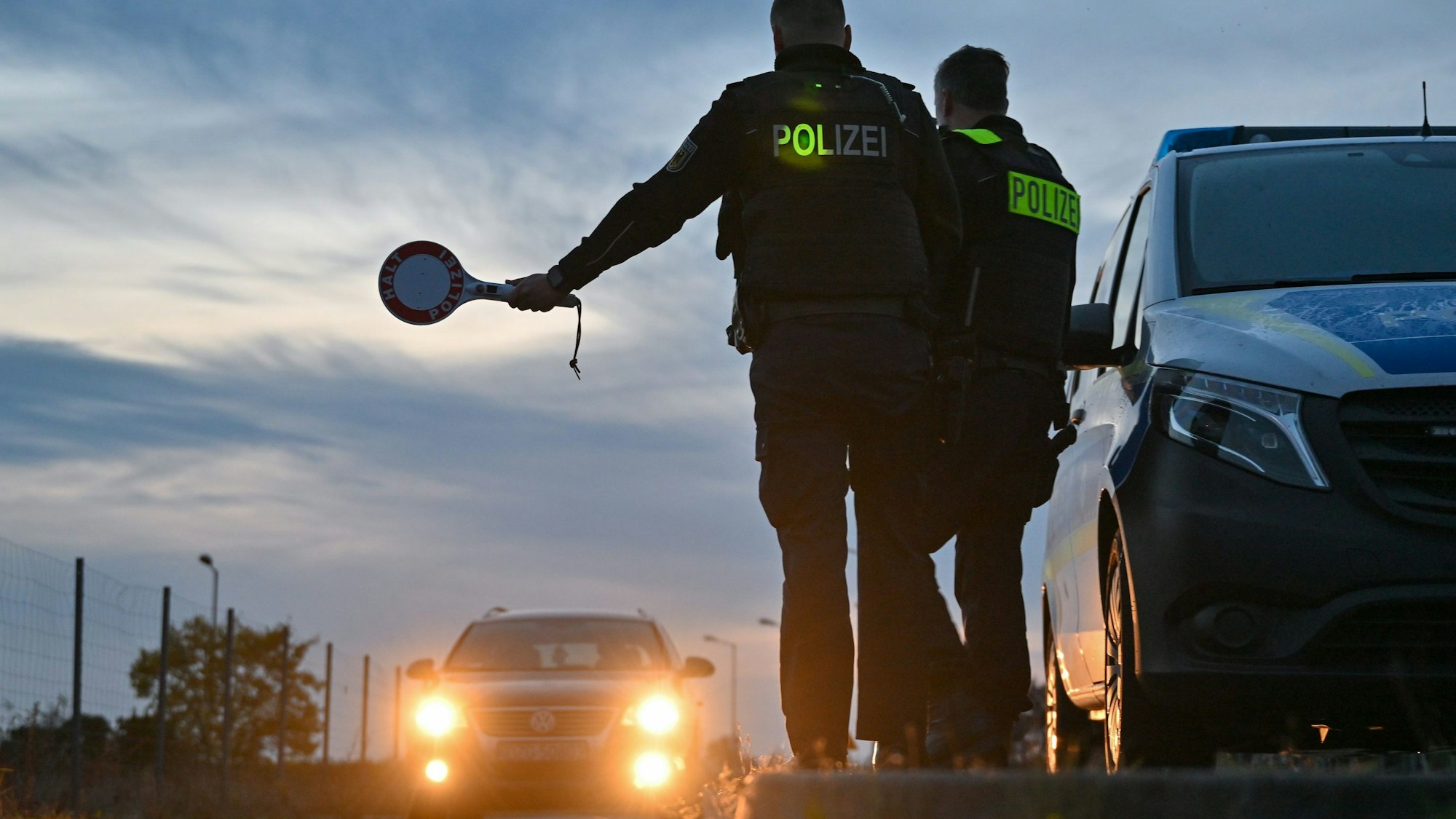 Das Bild zeigt eine Kontrollstelle der Polizei.