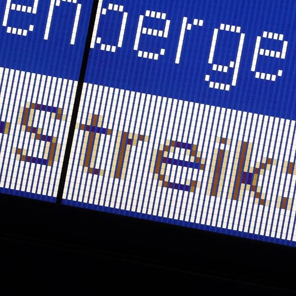 ARCHIV - 08.12.2023, Mecklenburg-Vorpommern, Schwerin: Der Schriftzug «GDL-Streik» steht auf der Anzeigetafel im Hauptbahnhof. Die Lokführergewerkschaft GDL darf im Tarifkonflikt mit der Deutschen Bahn nun auch zu unbefristeten Streiks aufrufen. (zu dpa: «GDL-Mitglieder stimmen für unbefristete Streiks bei der Bahn») Foto: Bernd Wüstneck/dpa +++ dpa-Bildfunk +++