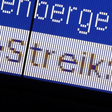 ARCHIV - 08.12.2023, Mecklenburg-Vorpommern, Schwerin: Der Schriftzug «GDL-Streik» steht auf der Anzeigetafel im Hauptbahnhof. Die Lokführergewerkschaft GDL darf im Tarifkonflikt mit der Deutschen Bahn nun auch zu unbefristeten Streiks aufrufen. (zu dpa: «GDL-Mitglieder stimmen für unbefristete Streiks bei der Bahn») Foto: Bernd Wüstneck/dpa +++ dpa-Bildfunk +++