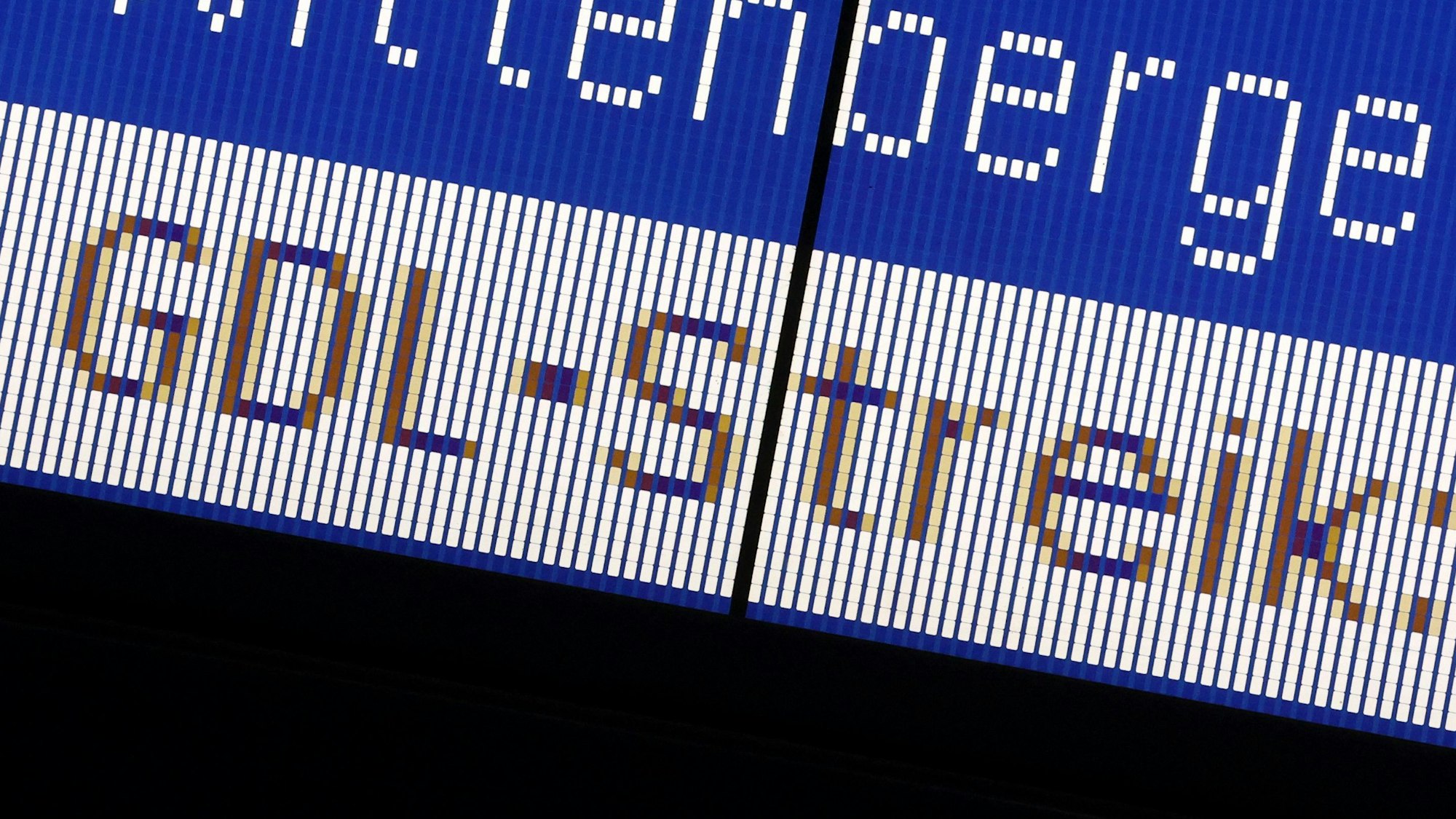 ARCHIV - 08.12.2023, Mecklenburg-Vorpommern, Schwerin: Der Schriftzug «GDL-Streik» steht auf der Anzeigetafel im Hauptbahnhof. Die Lokführergewerkschaft GDL darf im Tarifkonflikt mit der Deutschen Bahn nun auch zu unbefristeten Streiks aufrufen. (zu dpa: «GDL-Mitglieder stimmen für unbefristete Streiks bei der Bahn») Foto: Bernd Wüstneck/dpa +++ dpa-Bildfunk +++