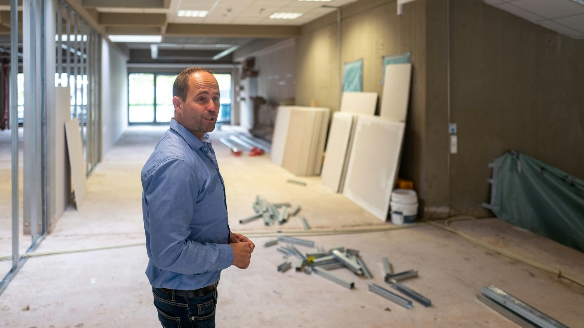 Das Bild zeigt Holger Mohr auf dem Flur der Kaller Berufsschule. Es ist zu sehen, wie viel Arbeit noch zu erledigen ist.