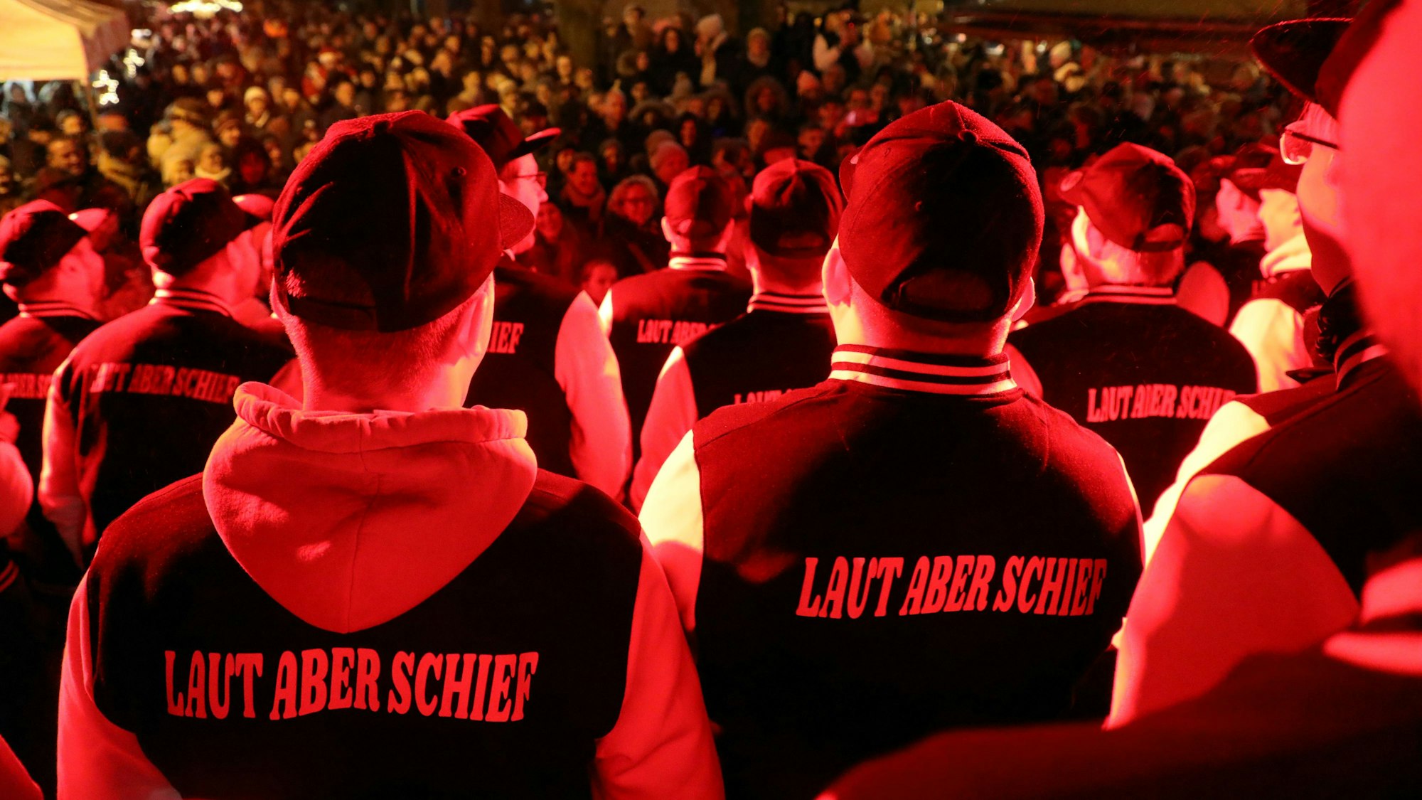 Dicht gedrängt stand das Publikum auf dem Marialindener Kirchplatz, um bei „Advent am Dom“ die Premiere des Männerchors „Laut aber schief“ zu erleben, die mit großem Jubel und einem Feuerwerk gefeiert wurde.