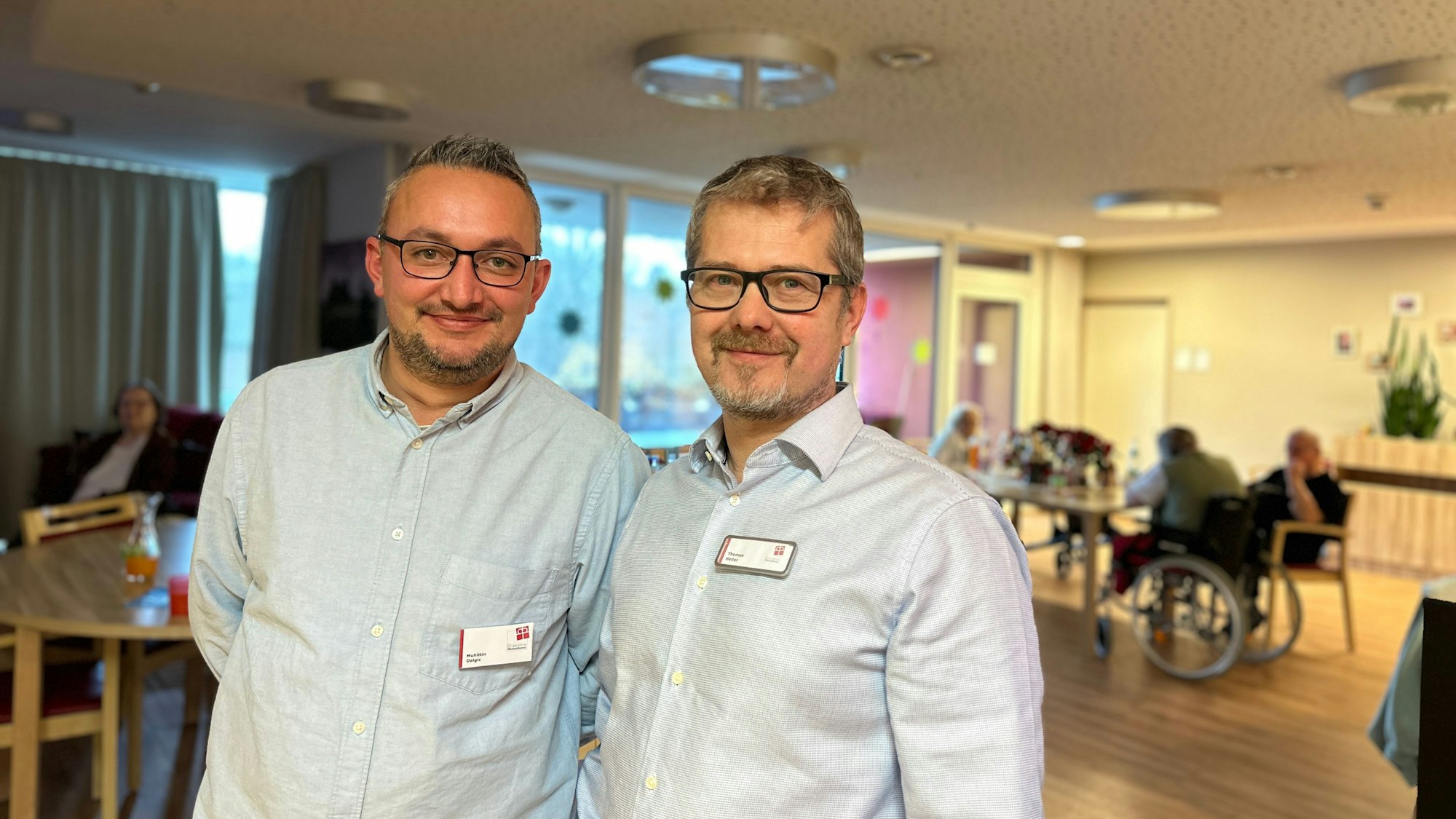 Pflegedienstleiter Muhittin Dalgic und Einrichtungsleiter Thomas Heller feiern mit ihren Bewohnern und dem Team.
