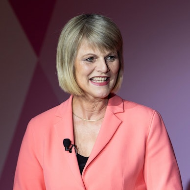 ZDF-Moderatorin Gundula Gause steht beim Familienunternehmer-Tag als Moderatorin auf der Bühne.