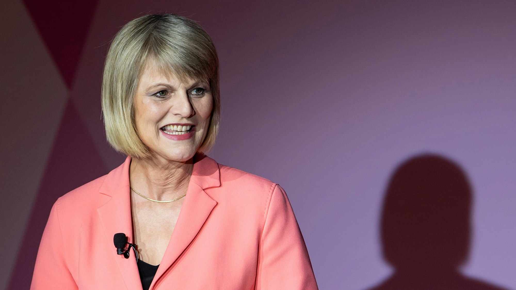 ZDF-Moderatorin Gundula Gause steht beim Familienunternehmer-Tag als Moderatorin auf der Bühne.