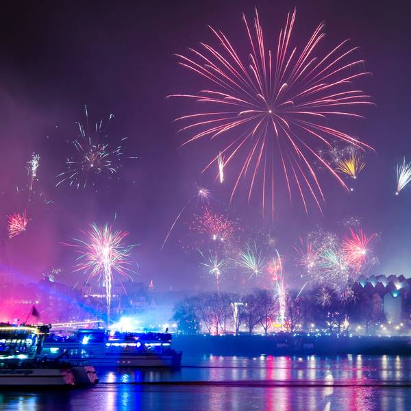 Feuerwerk ist in der Silvesternacht am Rhein über dem Dom zu sehen.