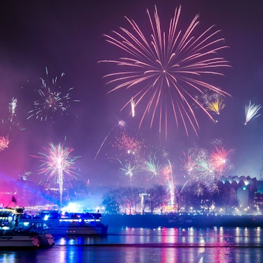 Feuerwerk ist in der Silvesternacht am Rhein über dem Dom zu sehen.