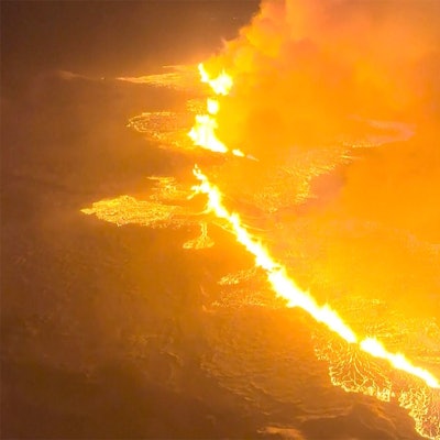 Ein kilometerlanger Lavafluss hat sich oberhalb des Magmatunnels auf der Reykjanes-Halbinsel auf Island gebildet. In der Nacht zu Dienstag ereignete sich dort ein verheerender Vulkanausbruch.