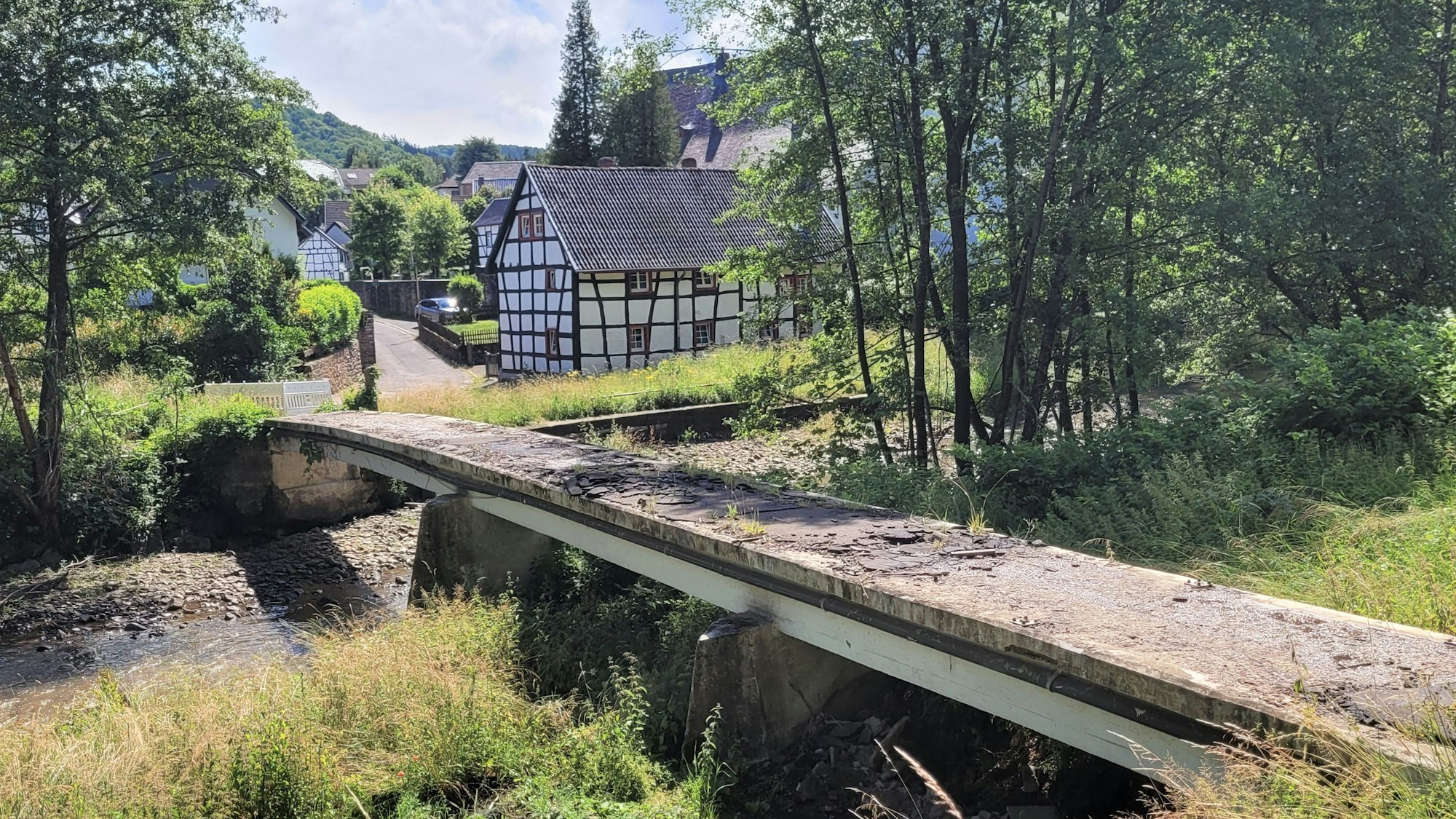 Blick auf die mittlerweile abgerissene Fußgängerbrücke in Olef.