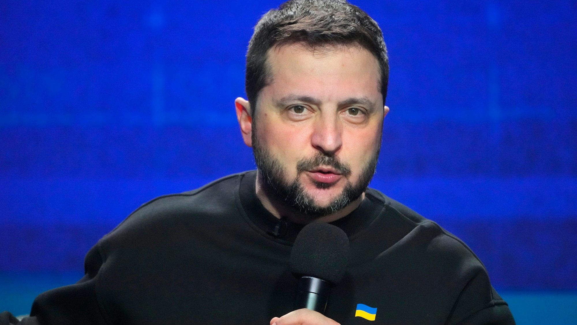 19.12.2023, Ukraine, Kiew: Wolodymyr Selenskyj, Präsident der Ukraine, spricht während seiner Jahresend-Pressekonferenz. Foto: Efrem Lukatsky/AP/dpa +++ dpa-Bildfunk +++