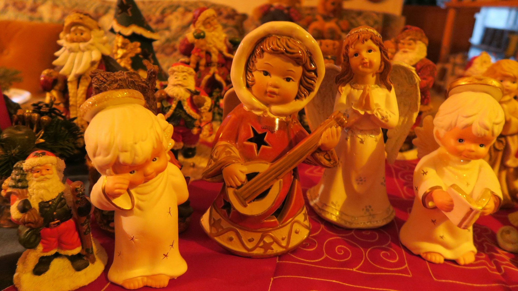 Engelsfiguren stehen auf einem Tisch.