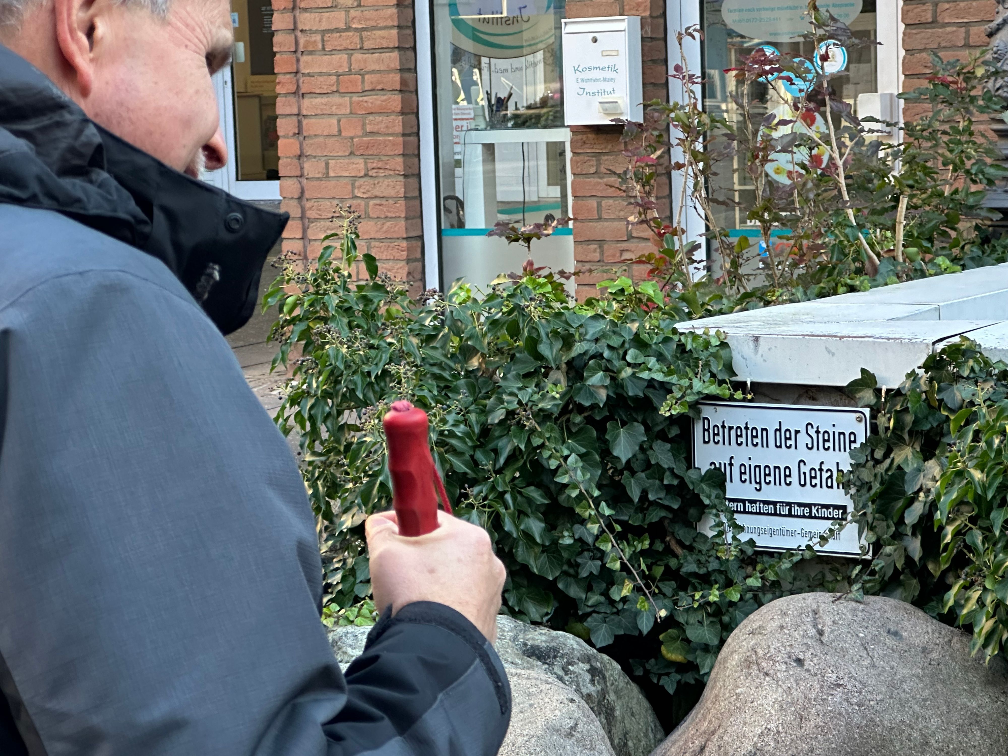 Günther Heger als Blinder in Siegburg unterwegs, er braucht immer Bezugspunkte, um sich zu orientieren. Schilder mit der Aufschrift „Betreten auf eigene“ Gefahr kann er nicht lesen.