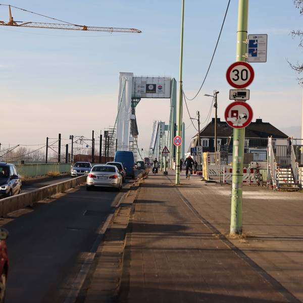 Autos fahren über die Mülheimer Brücke