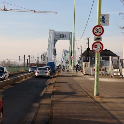 Autos fahren über die Mülheimer Brücke