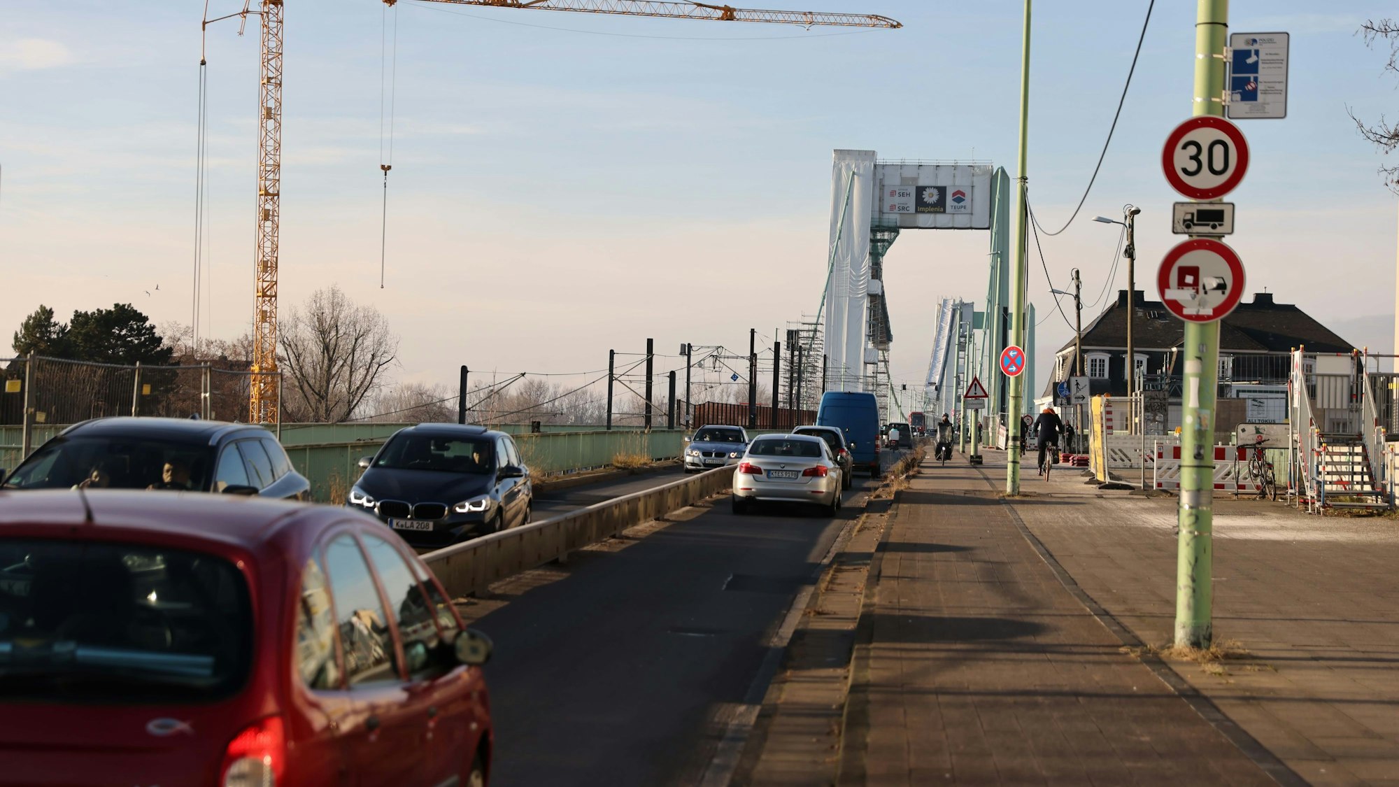 Autos fahren über die Mülheimer Brücke