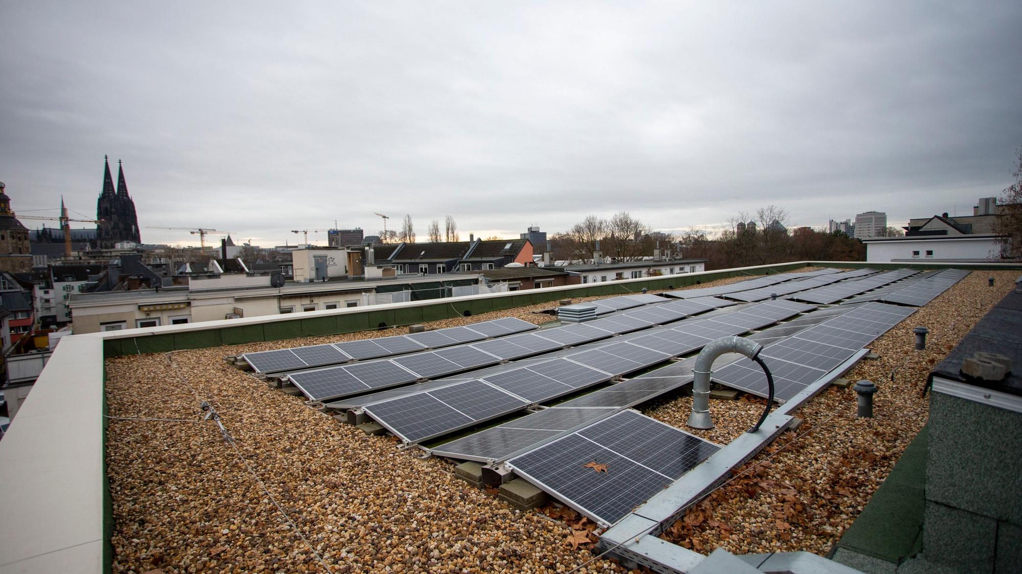 Einen Großteil des Strombedarfs der Schule wird die neue Photovoltaik-Anlage auf dem Dach des Anbaus liefern.