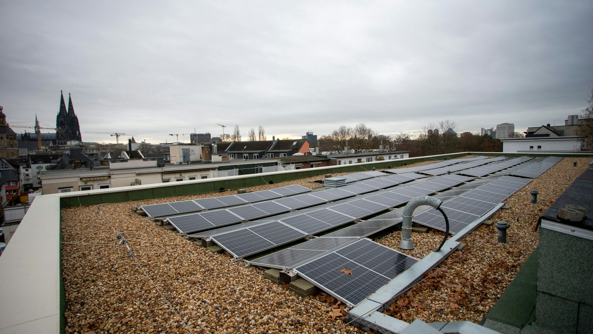 Einen Großteil des Strombedarfs der Schule wird die neue Photovoltaik-Anlage auf dem Dach des Anbaus liefern.