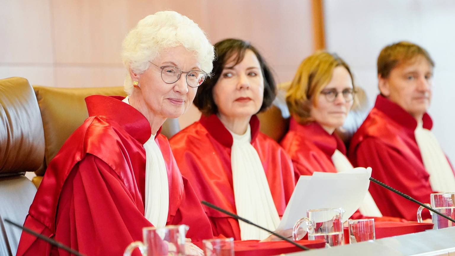 19.12.2023, Baden-Württemberg, Karlsruhe: Der Zweite Senat des Bundesverfassungsgerichts - Vizepräsidentin Doris König (l-r), Sibylle Kessal-Wulf, Astrid Wallrabenstein und Thomas Offenloch - sitzt im Verhandlungssaal des Bundesverfassungsgerichts.