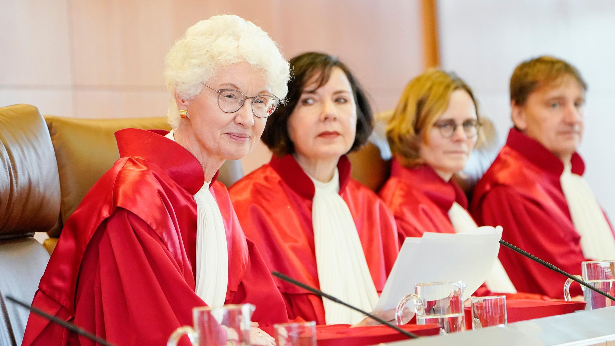 19.12.2023, Baden-Württemberg, Karlsruhe: Der Zweite Senat des Bundesverfassungsgerichts - Vizepräsidentin Doris König (l-r), Sibylle Kessal-Wulf, Astrid Wallrabenstein und Thomas Offenloch - sitzt im Verhandlungssaal des Bundesverfassungsgerichts.