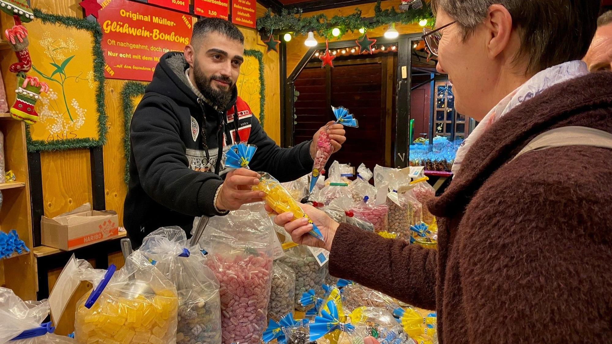 Zu sehen ist Cris Barbanera beim Verkauf von Bonbons.