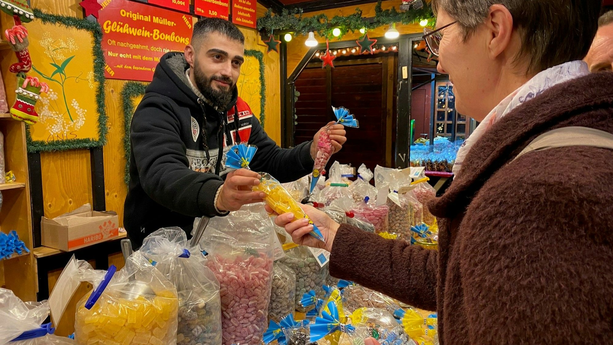 Zu sehen ist Cris Barbanera beim Verkauf von Bonbons.
