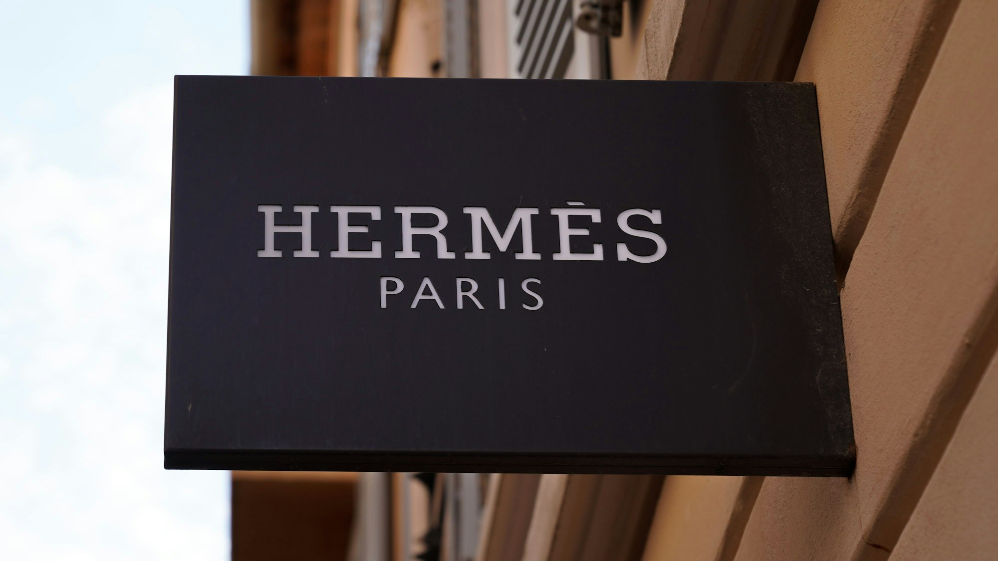 Ein Erbe des Hermès-Handtaschenimperiums will Berichten zufolge seinen ehemaligen Gärtner adoptieren.