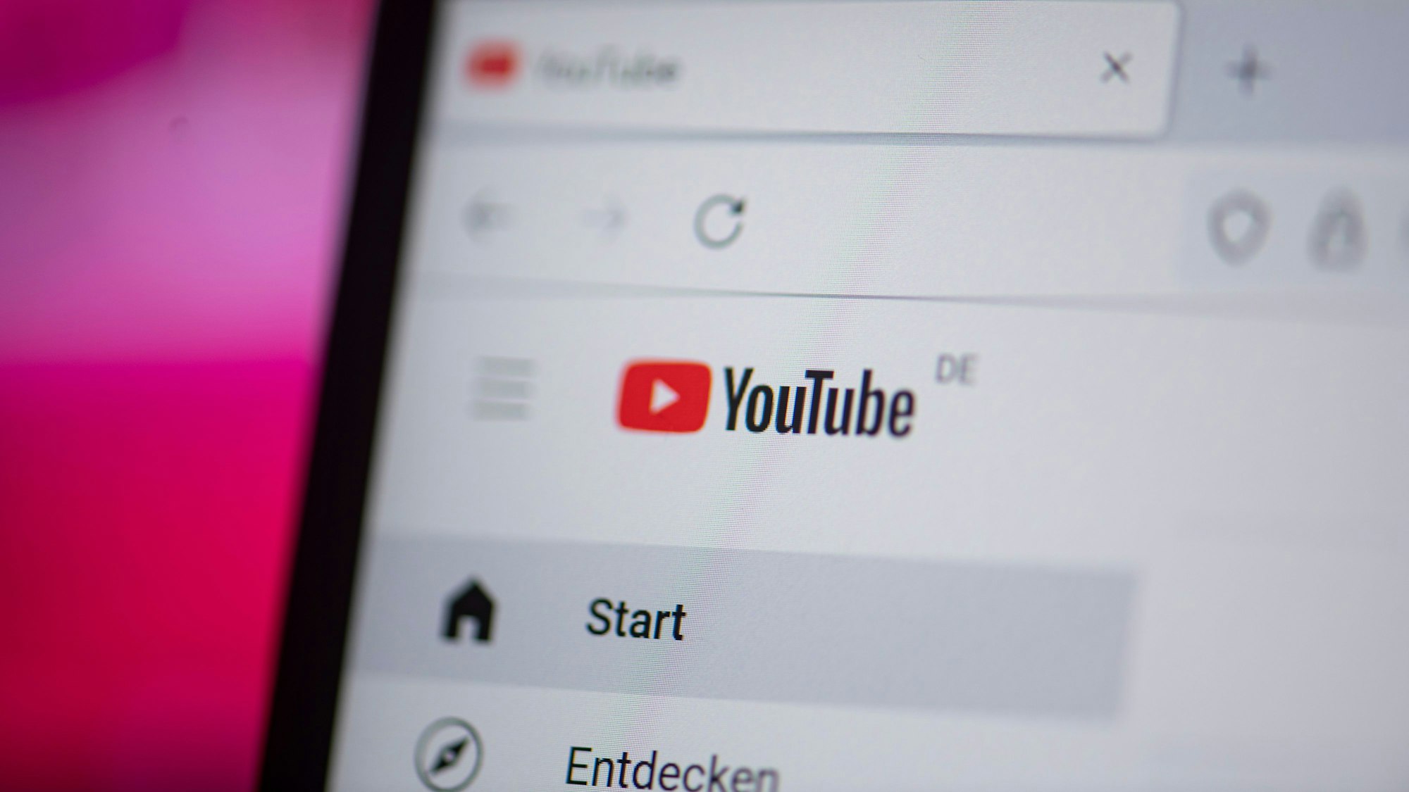 Mehr als 2,5 Millionen Menschen folgten Ruby Franke auf Youtube. Nun gab die Eltern-Influencerin die Misshandlung ihrer Kinder zu. (Symbolbild)