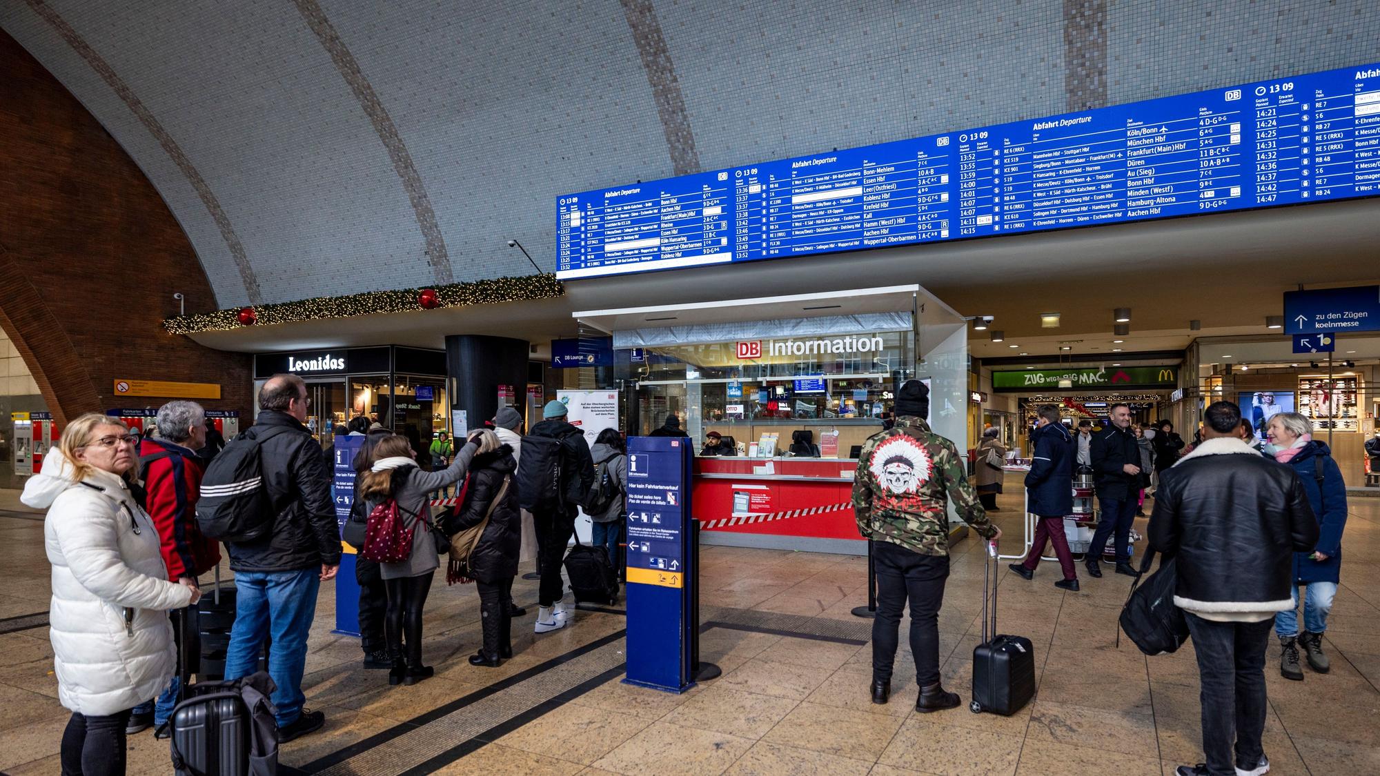 GDL-Streik bei der Deutschen Bahn Anfang Dezember: Reisende warten im Kölner Hauptbahnhof am Informationsschalter.