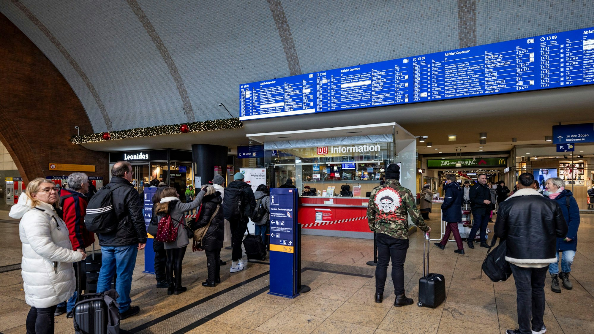 GDL-Streik bei der Deutschen Bahn Anfang Dezember: Reisende warten im Kölner Hauptbahnhof am Informationsschalter.