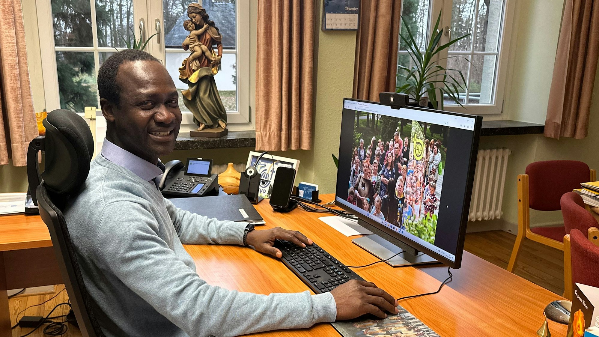 Pater Peter Claver Kwame Narh aus Ghana an seinem Schreibtisch im Kloster. Auf der Fensterbank steht eine Marienstatue. Er hat seit Januar 2023 als Provinzial die Leitung der Steyler Missionare in Deutschland.