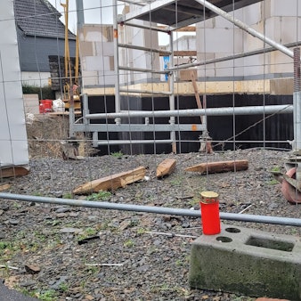 Das Foto zeigt die eine Gedenkkerze auf der Baustelle in Biesfeld