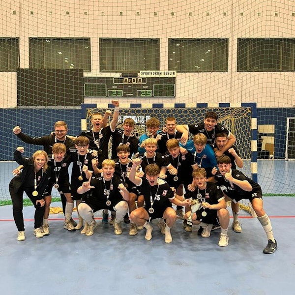 Die Mannschaft der B-Jugend jubelt in die Kamera.