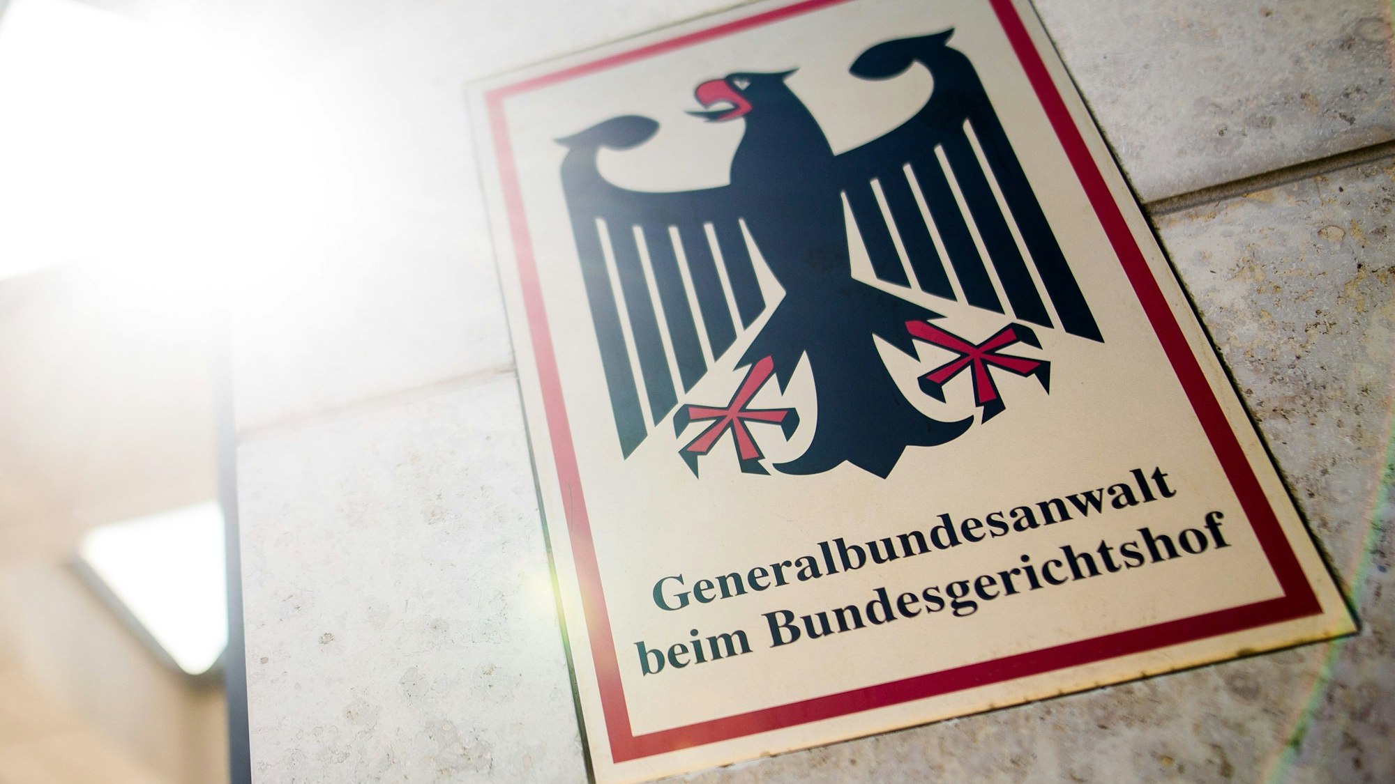 ARCHIV - 17.06.2019, Baden-Württemberg, Karlsruhe: «Generalbundesanwalt beim Bundesgerichtshof» steht auf einem Schild am Eingang zum Gebäude der Bundesanwaltschaft. (Zu dpa "Bundesanwaltschaft erhebt Anklage gegen mutmaßliches IS-Mitglied") Foto: Christoph Schmidt/dpa +++ dpa-Bildfunk +++