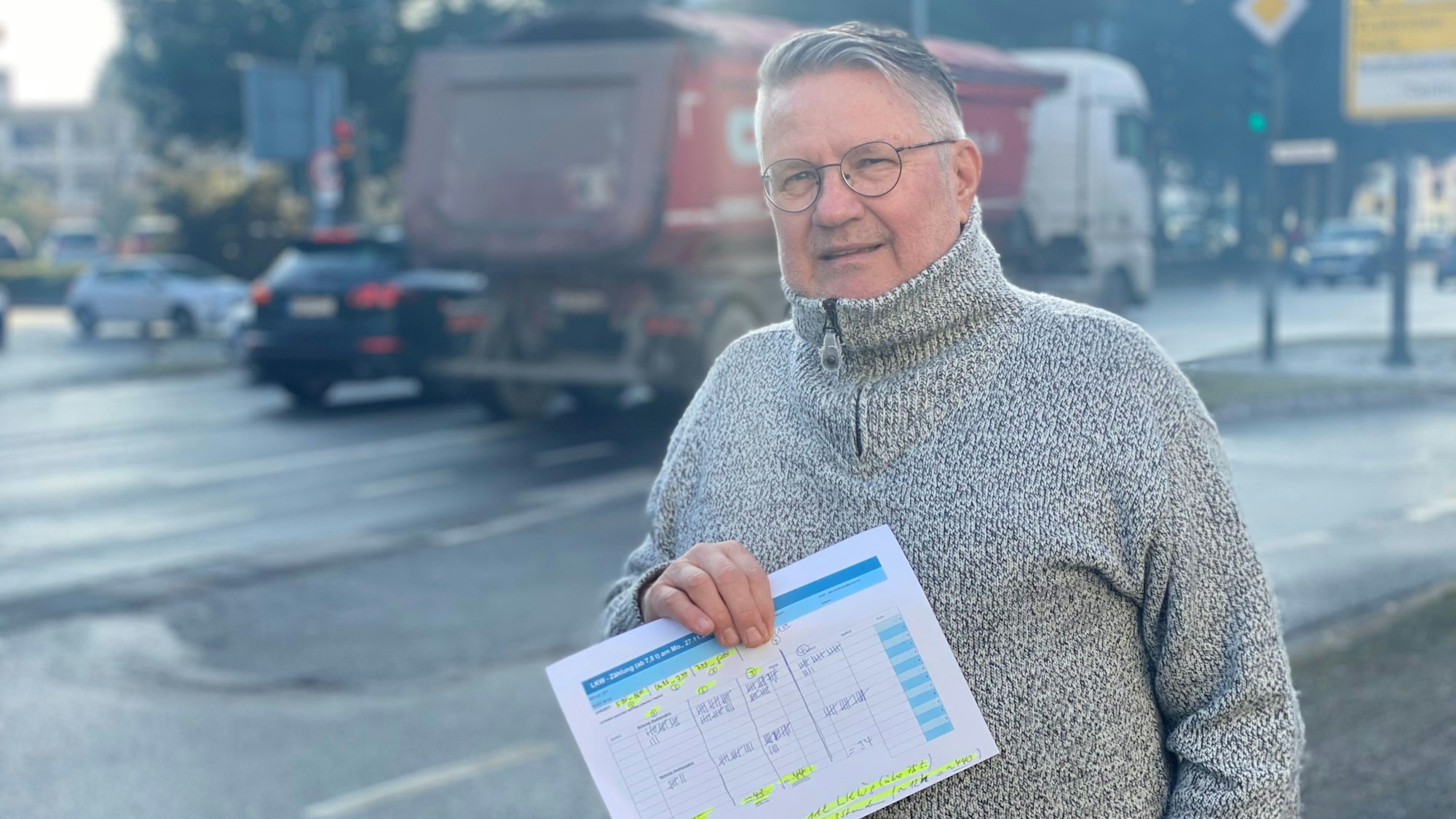 Zu sehen ist Adolf Sterzenbach vor der vielbefahrenen Kölnstraße.