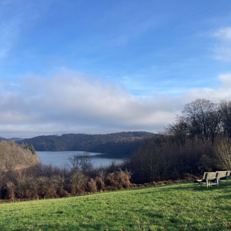 Wahnbachtalsperre im Winter am Bergischen Weg.