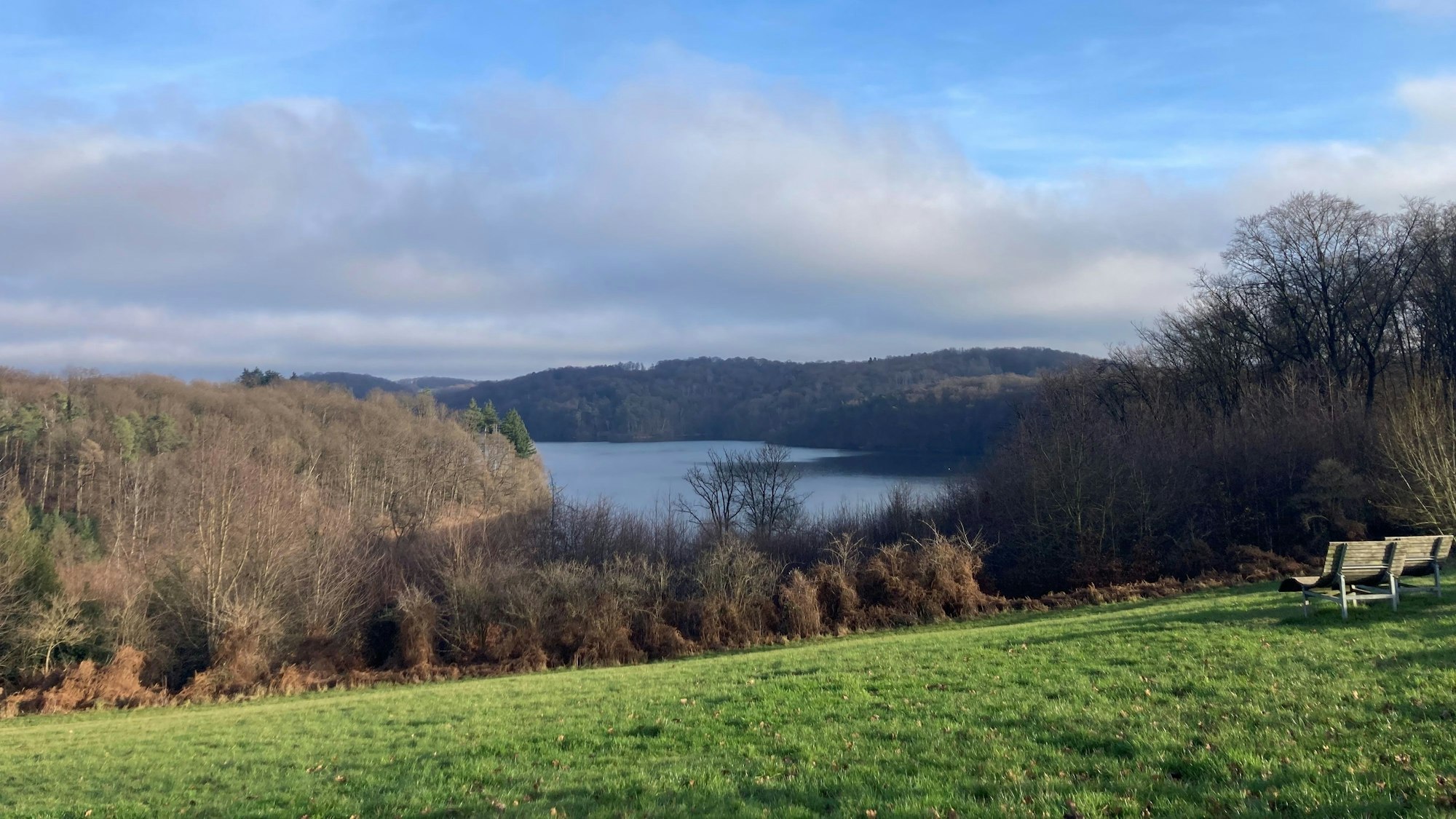 Winterlicher Blick auf die Wahnbachtalsperre am Mönchweg.