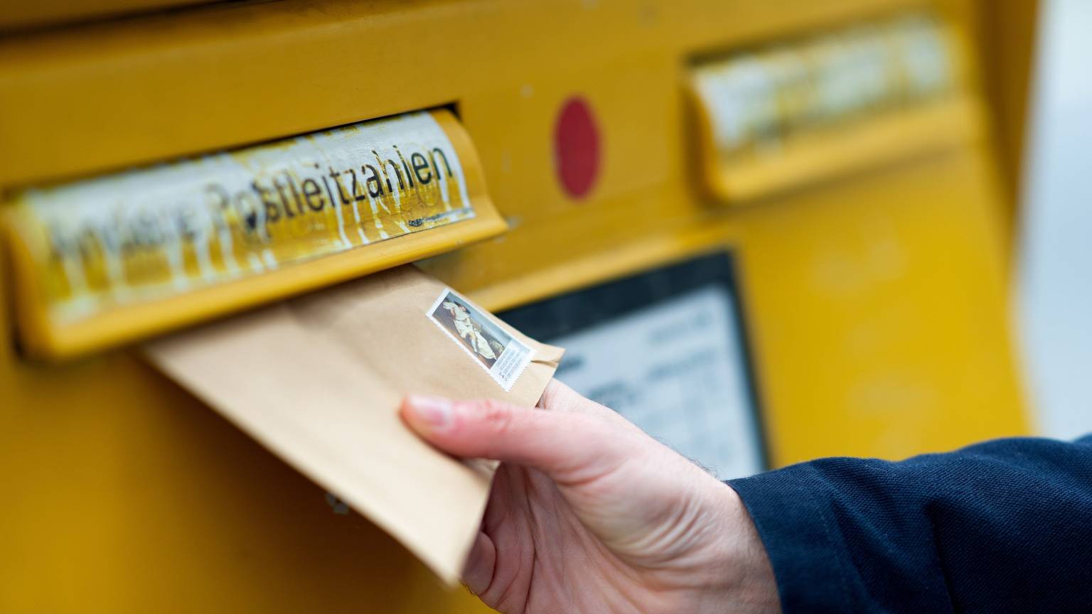 Wann kommt demnächst ein Brief beim Adressaten an? Wohl später als bisher. Zudem dürfte der Versand teurer werden.