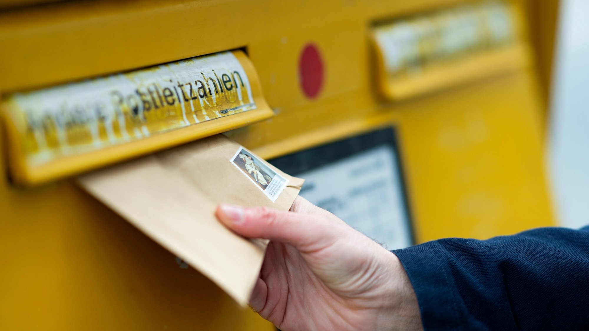 Wann kommt demnächst ein Brief beim Adressaten an? Wohl später als bisher. Zudem dürfte der Versand teurer werden.