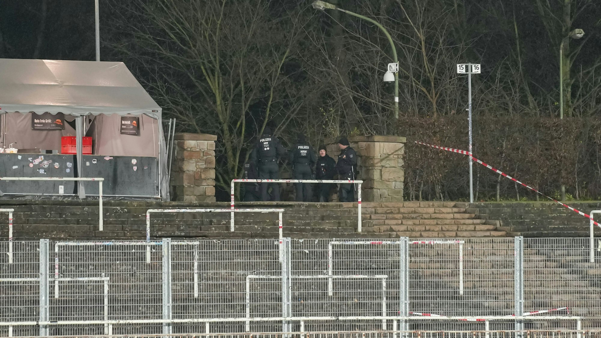 Polizisten stehen am Stadion Rote Erde in Dortmund, wo die Partie zwischen BVB II und Preußen Münster aus Sicherheitsbedenken abgesagt wurde.