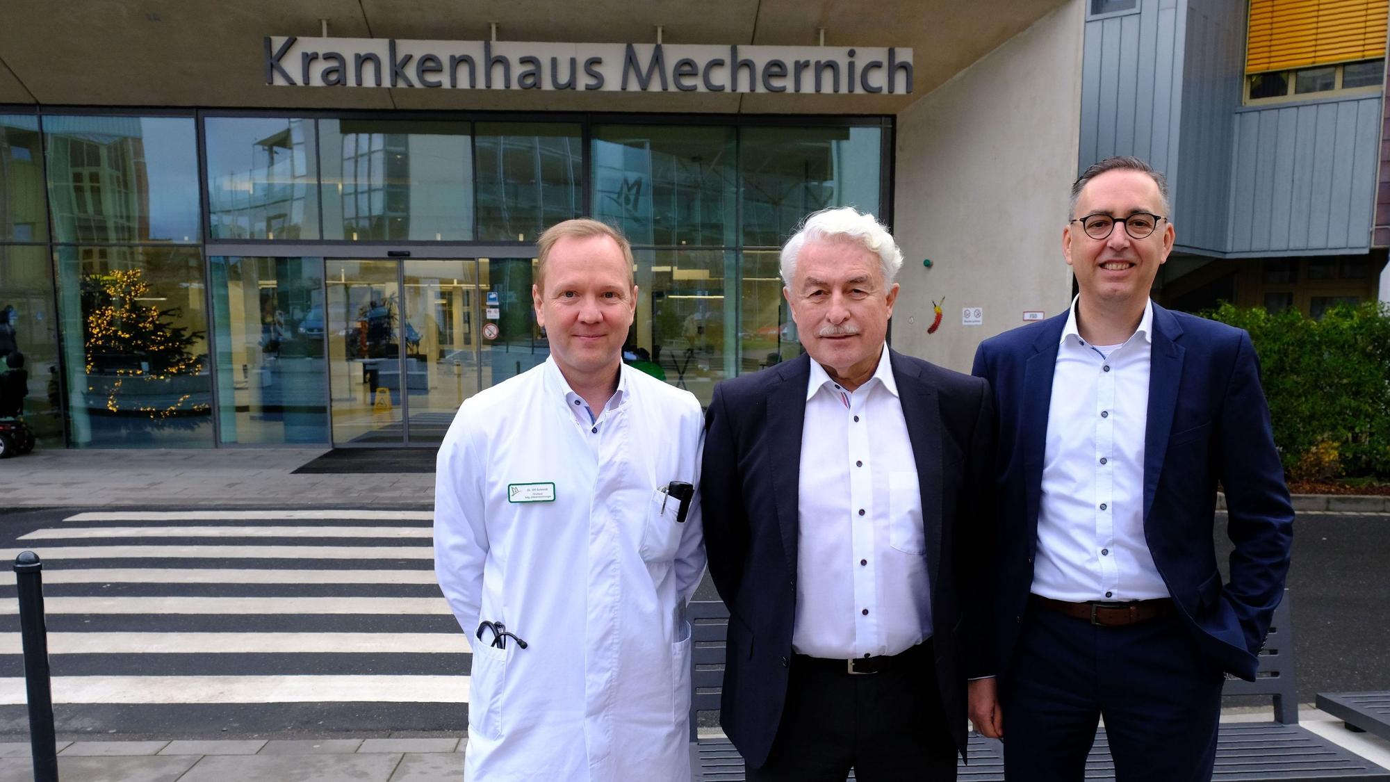 Das Archivfoto von 2023 zeigt Dr. Ulf Peter Schmidt, Dr. Peter Wirtz und Martin Milde vor dem Haupteingang des Kreiskrankenhauses Mechernich.