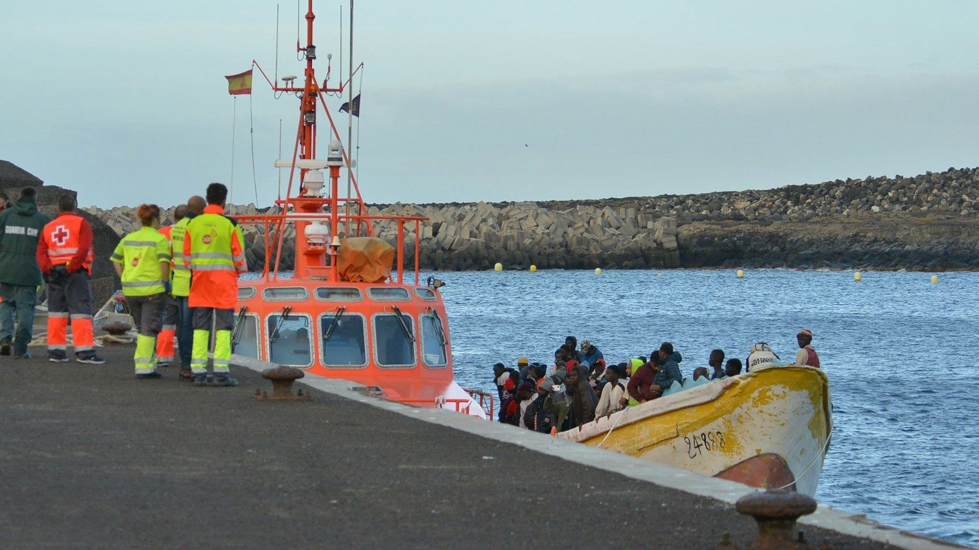 Santa Cruz de Tenerife: Ein Boot mit über 100 Menschen an Bord, darunter Kinder und Frauen wurde vom spanischen Seerettungsdienst in den Hafen von Teneriffa geschleppt. Die EU hat sich auf eine Asylreform geeinigt.