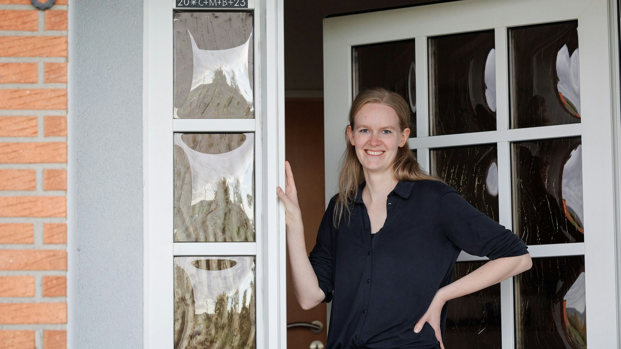 Julia Trienens steht in der Eingangstür ihres Wohnhauses.