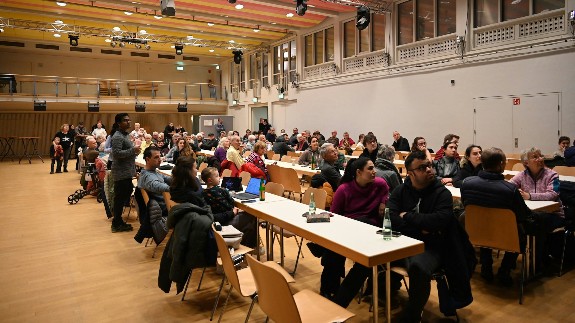 Das Bild zeigt Personen in der Jahnhalle in Kerpen.