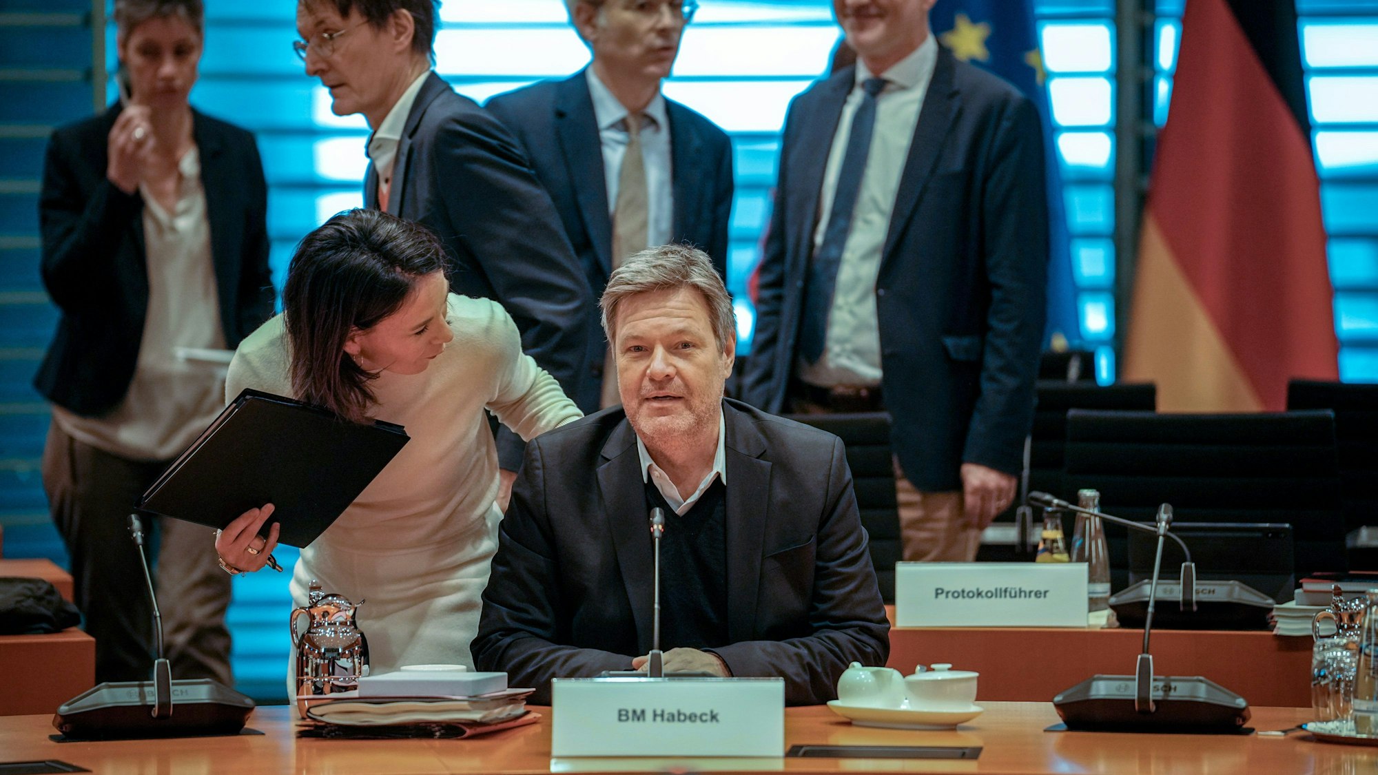 20.12.2023, Berlin: Robert Habeck (Bündnis 90/Die Grünen), Bundesminister für Wirtschaft und Klimaschutz und Vizekanzler, eröffnet neben Annalena Baerbock (Bündnis 90/Die Grünen), Außenministerin, die Sitzung des Bundeskabinetts in Abwesenheit des Bundeskanzlers. Der Bundeskanzler konnte Krankheitsbedingt nicht in Präsenz an der Sitzung teilnehmen. Foto: Kay Nietfeld/dpa +++ dpa-Bildfunk +++