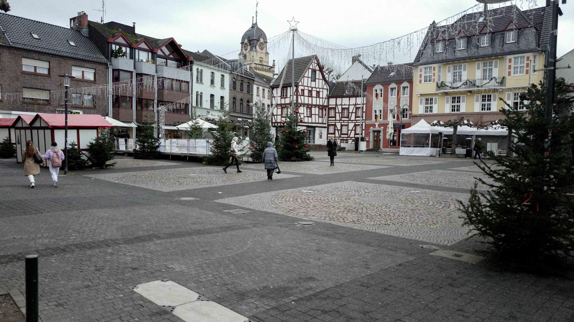 Das Bild zeigt den Alten Markt von Euskirchen. Einige wenige Menschen schlendern durch die Innenstadt.
