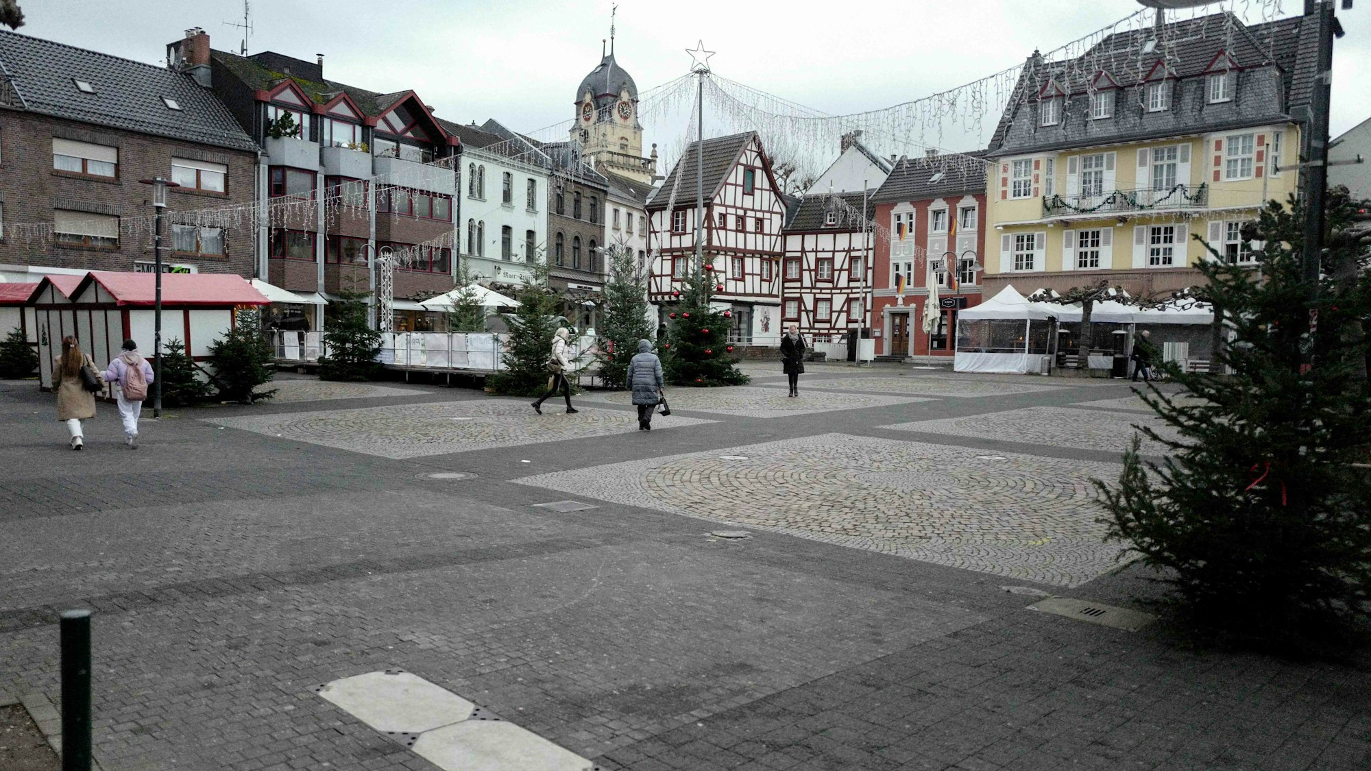 Das Bild zeigt den Alten Markt von Euskirchen. Einige wenige Menschen schlendern durch die Innenstadt.