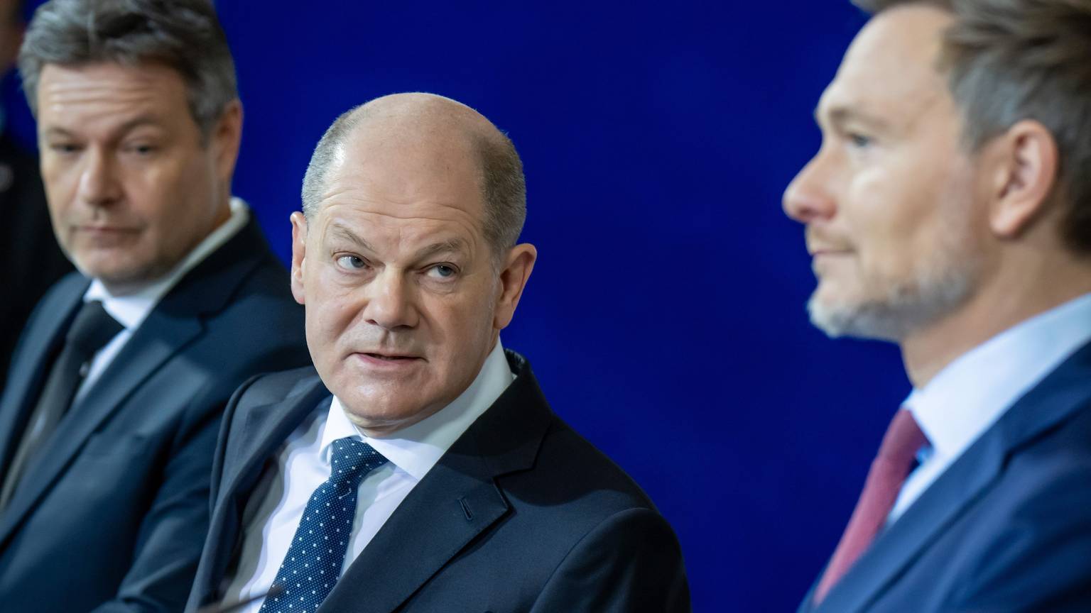 Genießen kein hohes Vertrauen bei den Bürgern: Robert Habeck (l-r, Bündnis 90/Die Grünen), Bundesminister für Wirtschaft und Klimaschutz, Bundeskanzler Olaf Scholz (SPD) und Christian Lindner (FDP), Bundesminister der Finanzen
